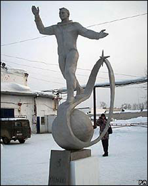 A estátua foi cedida pela Agência Espacial russa (Foto: PA/via BBC)