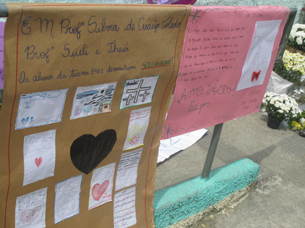 Cartazes feitas por crianças de outras escolas (Foto: Tahiane Stochero/G1)