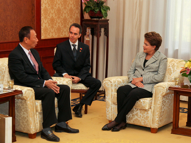 A presidente Dilma Rousseff conversa com o presidente da Empresa Foxconn, Terry Gou, em Pequim (Foto:  Roberto Stuckert Filho/PR)