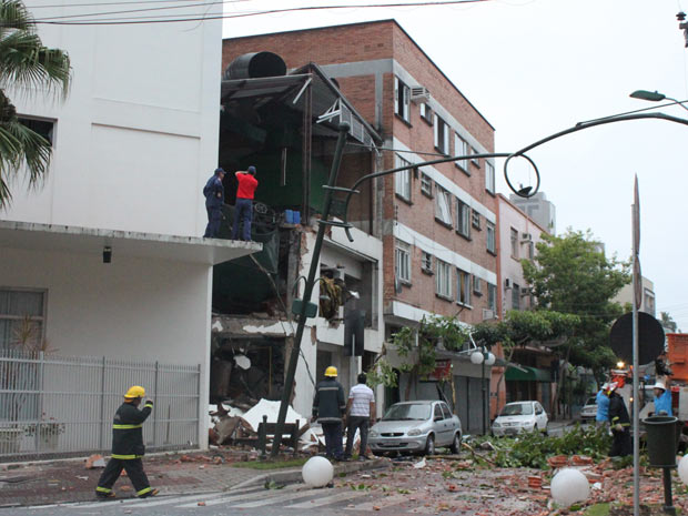 Explosão destruiu parte de hotel no centro de Blumenau (Foto: Edgar Gonçalves Jr./Agência RBS)