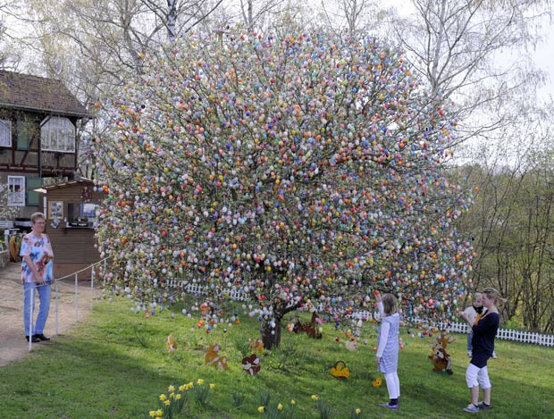 Árvore é decorada com quase 10 mil ovos de Páscoa. (Foto: Jens Meyer/AP)