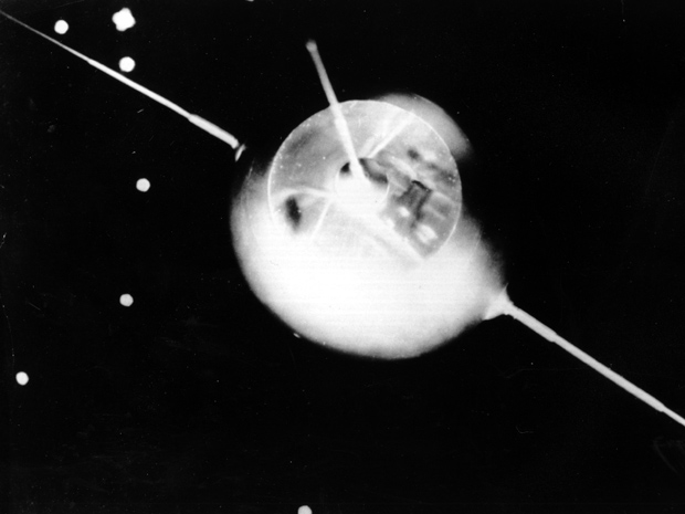 Modelo do Sputnik, primeiro satélite lançado pela URSS (Foto: AP Photo)