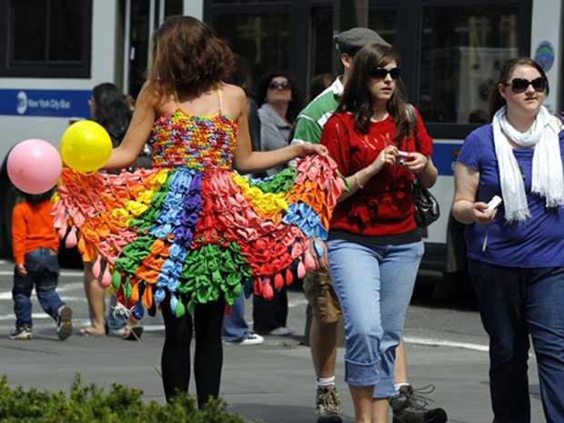 Modelo exibe vestido feito de balões na Quinta Avenida, no centro de Nova York, nesta quinta-feira (14).  (Foto: AFP)