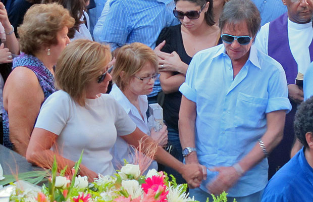 Roberto Carlos acompanhou o enterro da filha em São Paulo (Foto: Laura Brentano/G1)