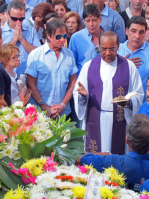 O cantor estava acompanhado do filho Dudu (à esquerda) no momento da cerimônia (Foto: Laura Brentano/G1)