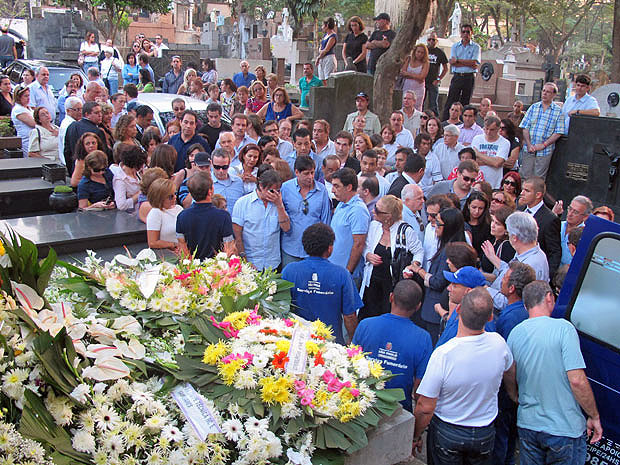 Familiares de Roberto Carlos acompanharam o enterro em São Paulo  (Foto: Laura Brentano/G1)