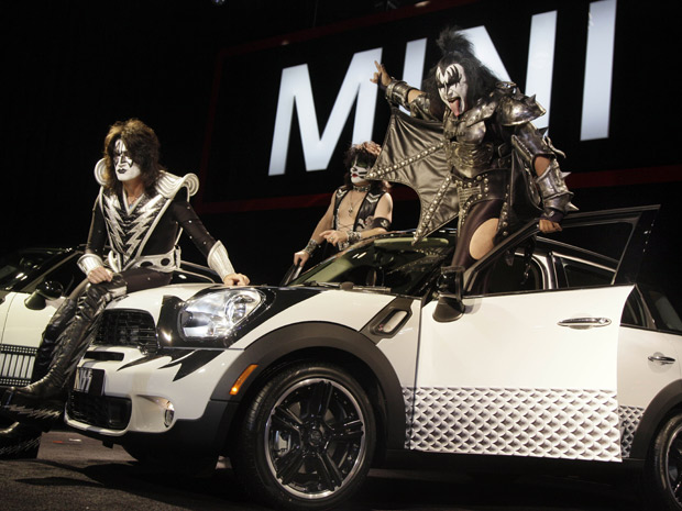 Mini traz o grupo de hard rock Kiss ao Salão de Nova York, nos Estados Unidos (Foto: Richard Drew/AP)
