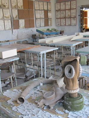 Máscara de gás na sala de aula abandonada: tudo pronto para um eventual ataque. (Foto: Dennis Barbosa/G1)