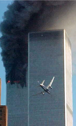 Um dos aviões se dirige para as Torres Gêmeas em 11 de setembro de 2001 (Foto: AP)
