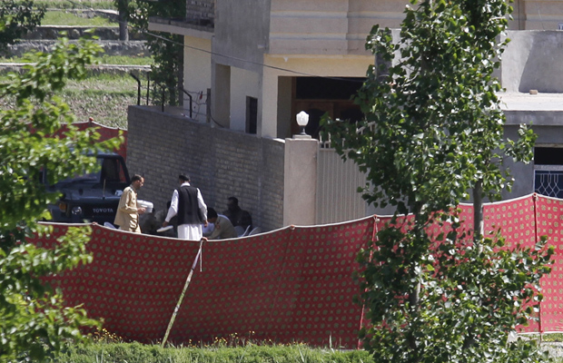 Soldados paquistaneses no local em que Osama bin Laden foi morto neste domingo (1º) em Abbotabad, no Paquistão. (Foto: AP)