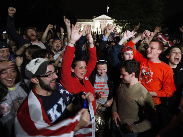 Em frente à Casa Branca, em Washington, multidão comemora o anúncio da morte de Osama bin Laden.  (Foto: AP)