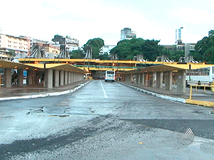 Sindicato faz paralisação parcial na circulação de ônibus em Salvador (Foto: Reprodução/TV Bahia)