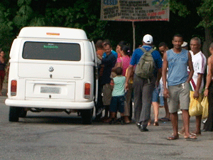 Transporte clandestino durante paralisação dos rodoviários em Salvador (Foto: Reprodução/TV Bahia)