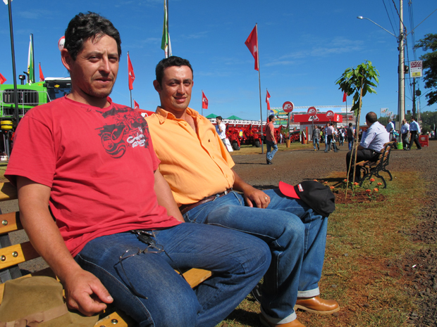 Emerson Goulart Vilas Boas e Braulino José da Silva saíram de Minas Gerais para avaliar preços de tratores e implementos agrícolas (Foto: Anay Cury/G1)