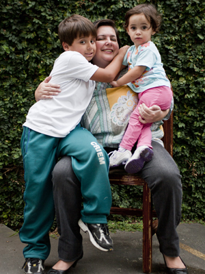 Monica Natale com os dois filhos adotivos (Foto: Daigo Oliva/G1)