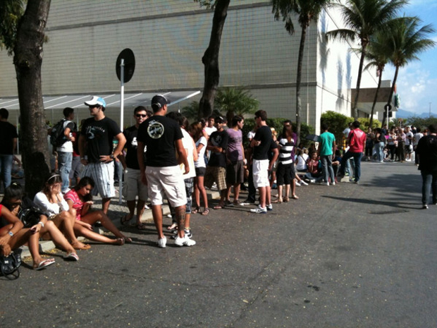 Fãs formam fila para compra de ingressos do Rock in Rio, neste sábado (7), no Barra Shopping (Foto: Divulgação)