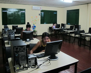Telecentro de Afu? tem sala com acesso ? internet para estudantes (Foto: Laura Brentano/G1)