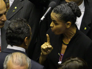 A ex-senadora Marina Silva em conversa com deputado aliado na noite de quarta durante discussão do Código Florestal (Foto: Dida Sampaio / Agência Estado)