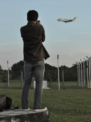 Aidan Formigoni pratica Plane Spotting em final de tarde em Cumbica (Foto: Fabiano Correia/ G1)