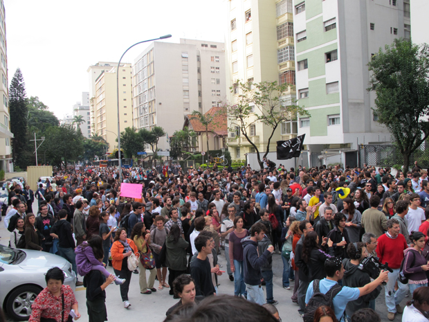 Manifestantes na Av. Angélica (Foto: Roseane Aguirra/G1)