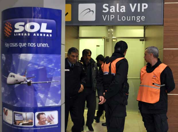 Sala Vip do Aeroporto de Neuquén, na Argentina, começa a receber familiares de pessoas que estavam no vôo 5428 da Sol, que caiu no sul do país. (Foto: Regules Yamil / Reuters)