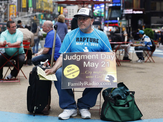 Voluntário da 'Family Radio' anuncia o fim do mundo em Times Square, em Nova York, em 13 de maio (Foto: Reuters)