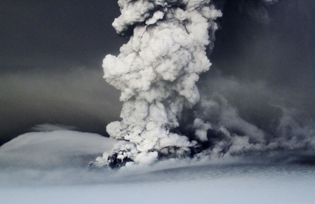 The ash cloud emanating from Grimsvötn volcano was seen on Sunday (22) (Photo: Reuters)
