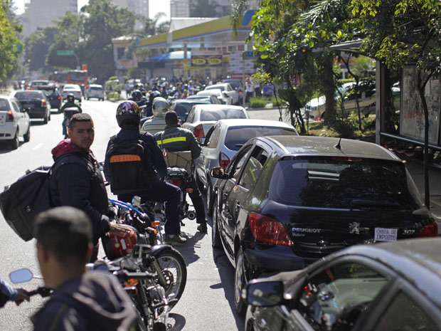 Motoristas fazem fila para abastecer veículos com combustível mais barato, em São Paulo (Foto: Nelson Antoine/Foto Arena/AE)