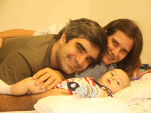 Guilherme e os pais, Luiz Cláudio e Adriana, na primeira internação do bebê (Foto: Arquivo Pessoal/Luiz Cláudio Anísio)