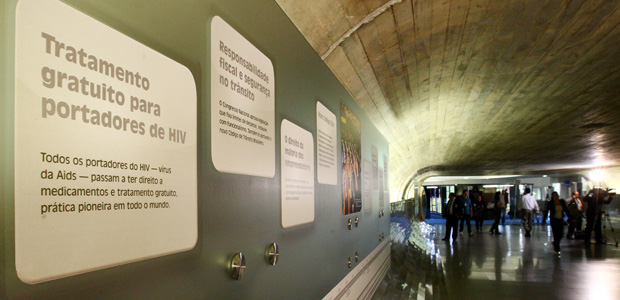 A exposição de painéis com fatos históricos no chamado "túnel do tempo" do Senado (Foto: Celso Júnior / Agência Estado)