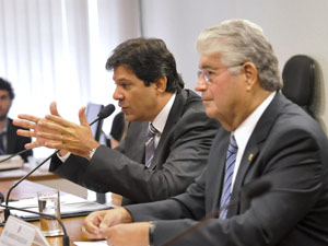 Ministro Fernando Haddad ao lado do presidente da comissão de Educação do Senado, Roberto Requião (PMDB-PR) (Foto: Geraldo Magela / Agência Senado)