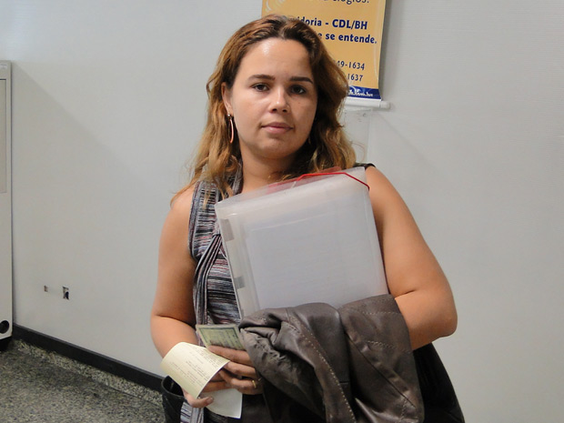 Sabrina Lima tenta renegociar a dívida do cartão de crédito (Foto: Alex Araújo/G1 MG)