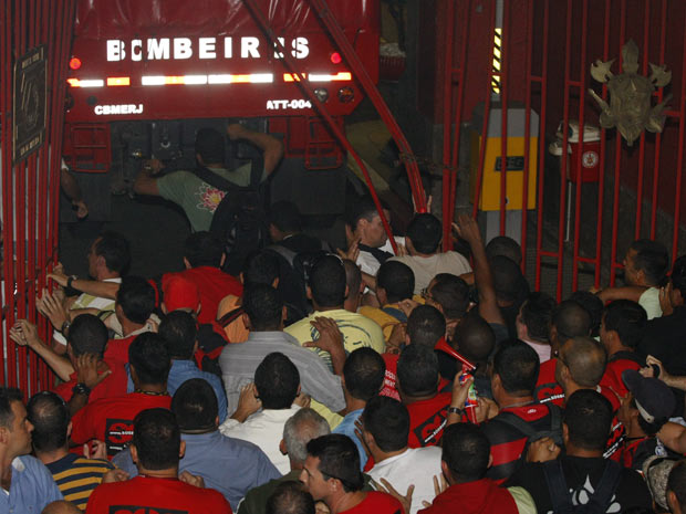 Bombeiros se espremem para entrar no quartel Central do Corpo de Bombeiros (Foto: André Teixeira/ Ag. O Globo)