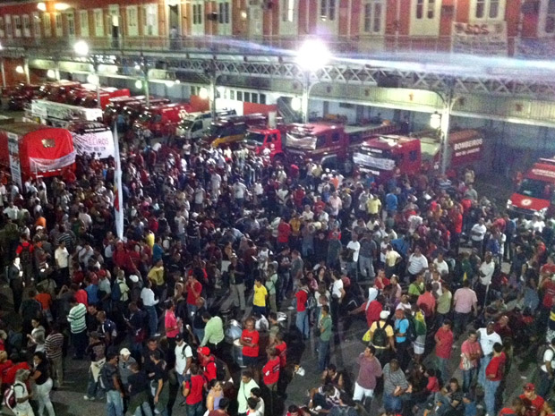 Mais de duas mil pessoas ocupam o pátio do quartel central dos bombeiros na noite desta sexta  (Foto: Rodrigo Vianna / G1)