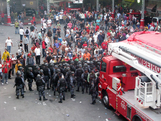 PM invade quartel bombeiros (Foto: Rodrigo Vianna / G1)