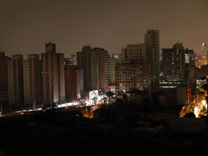 Trechos de bairros de São Paulo ficaram sem luz por causa dos fortes ventos e da chuva da terça-feira (Foto: Ayrton Vignola/Agência Estado)