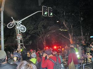 Bicicleta é pendurada em semáforo (Foto: Marcelo Mora/G1)