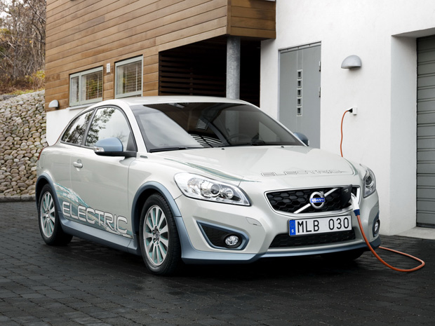 Volvo C30 Electric pode ser recarregado em tomadas convencionais (Foto: Divulgação)