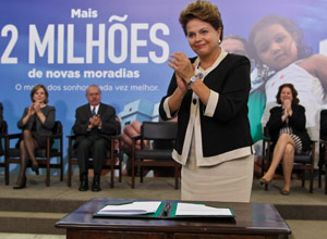 Dilma durante o lançamento da segunda etapa do programa "Minha Casa, Minha Vida" (Foto: Roberto Stuckert Filho / Presidência)
