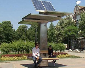 Dispositivo criado por estudantes universitários pode armazenar energia gerada por raios solares por até um mês. (Foto: BBC)
