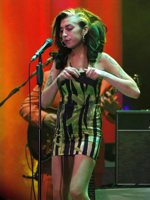 Amy Winehouse durante show em Belgrado, em que foi vaiada (Foto: AP)