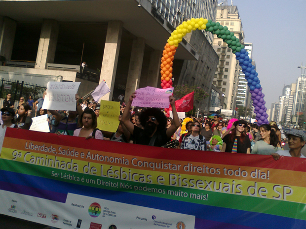 Lésbicas e bissexuais participam de caminhada na avenida Paulista, um dia antes da Parada Gay (Foto: Daralan Alvarenga/G1)