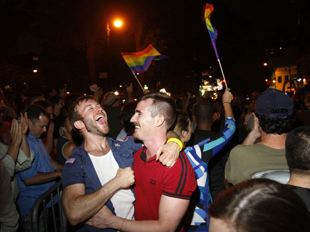 População comemora em Nova York a aprovação do casamento gay pelo Senado na noite desta sexta-feira (24). (Foto: Jessica Rinaldi/Reuters)