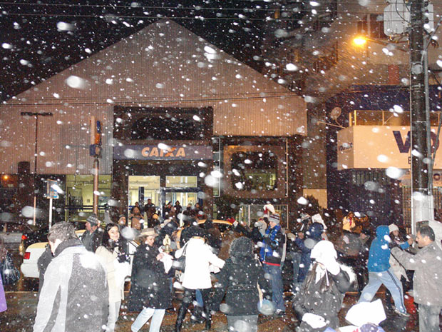 Moradores comemoram a primeira neve do ano na Praça Cesário Amarante, no centro de São Joaquim (Foto: AE)