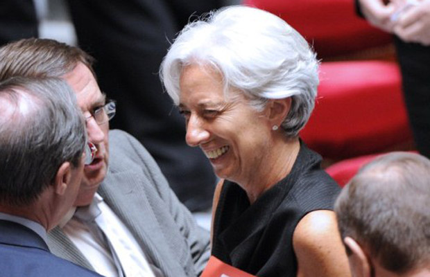  Christine Lagarde deixa o prédio da Assembleia Nacional da França, em Paris, nesta terça-feira (28), antes do anúncio de sua escolha como nova diretora-gerente do FMI (Foto: AFP)