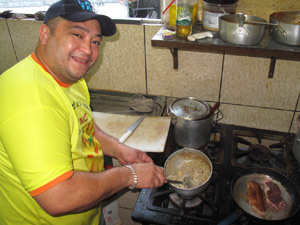 Romero prepara o baião de dois e o contrafilé: "Adoro cozinhar!" (Foto: Bernardo Tabak/G1)