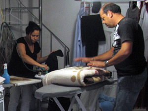 Josenaide e Arimar descobriram o negócio de lavanderia trabalhando em um hotel  (Foto: Bernardo Tabak/G1)
