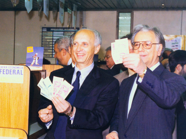 Rubens Ricupero e Itamar Franco, em 1º de julho de 1994, seguram as novas cédulas do Real. (Foto: Ed Ferreira/Agência Estado)
