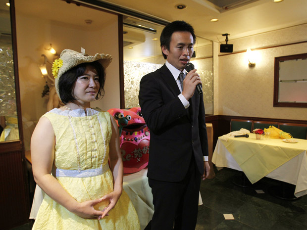 O casal Miki e Tomoharu Saito fazem 'cerimônia de divórcio' neste domingo (3) em Tóquio, um dia após assinarem os papéis da separação. O casal decidiu se separar após o terremoto seguido de tsunami que atingiu o país em 11 de março, porque a tragédia os fez 'reconsiderar seus valores na vida' (Foto: Reuters)