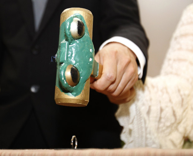 Para simbolizar o fim da união, o ex-marido quebrou o anel com uma martelada. Depois dos desastres, esse tipo de cerimônia ficou mais comum no país, segundo Hiroki Terai, produtor de eventos (Foto: Reuters)